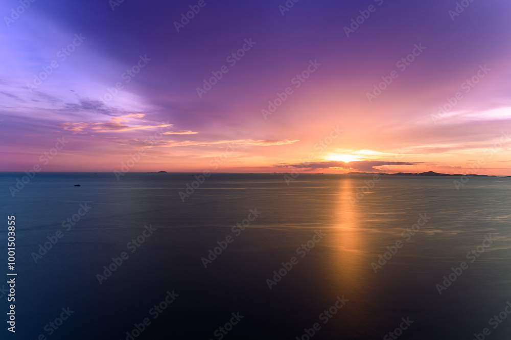 Naklejka premium Dreamy sunset on tropical sea in Pattaya, Thailand. beautiful landscape of seascape with water reflection from sunlight. background for traveling and vacation.