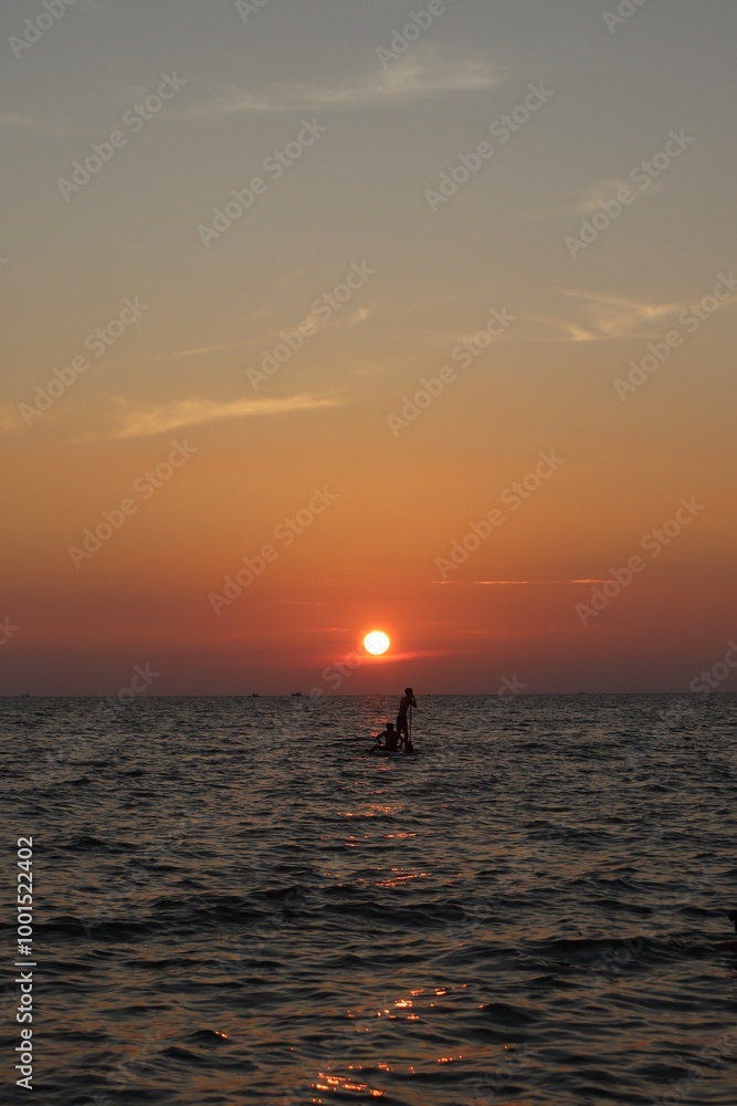 Fototapeta premium Paddleboarders in the sunset 