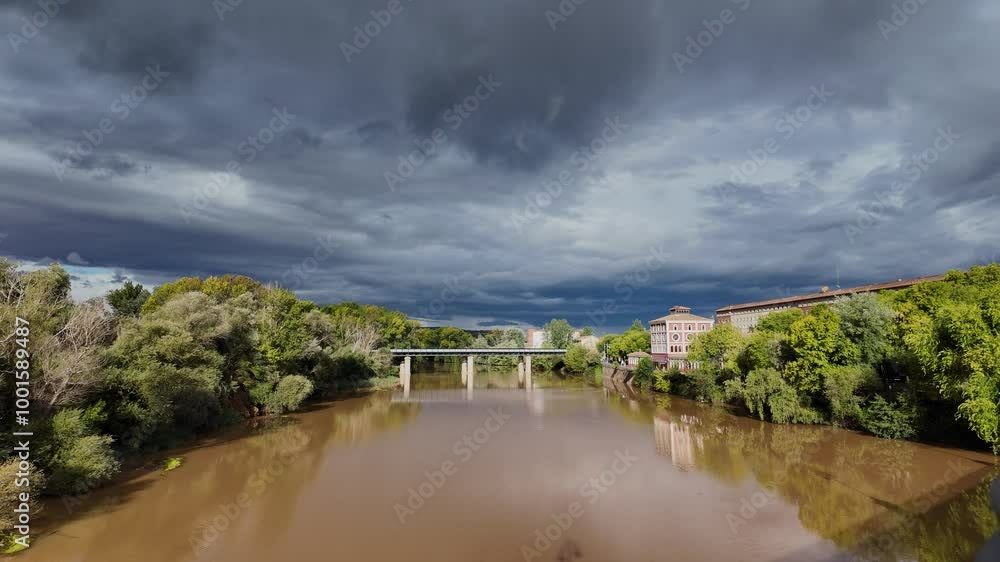 vista panorámica del río Ebro a su paso por Logroño, La Rioja, España. Septiembre de 2024. vista panorámica del río Ebro a su paso por Logroño, La Rioja, España. Septiembre de 2024.