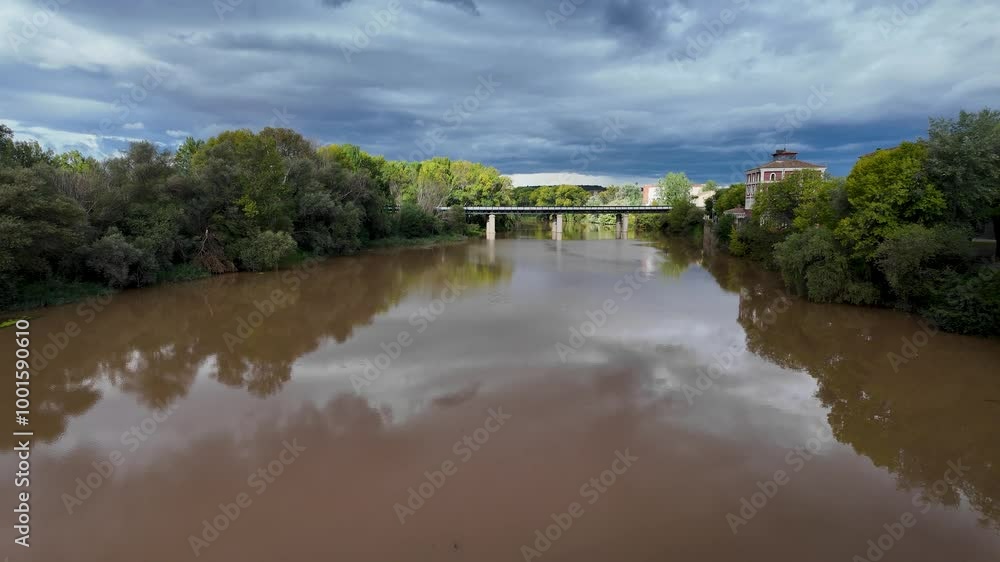 Vista panorámica del río Ebro a su paso por la ciudad de Logroño, La Rioja, España. Septiembre de 2024. Vista panorámica del río Ebro a su paso por la ciudad de Logroño, La Rioja, España. Septiembre de 2024.