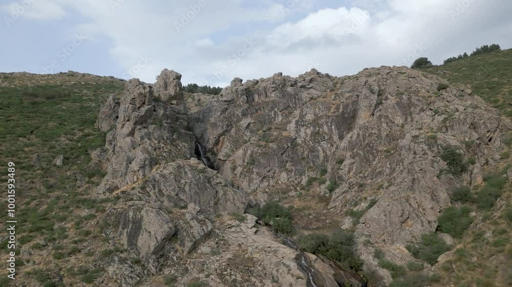 (Vista Dron) Vista panorámica de la cascada de los Litueros en Somosierra, Madrid, España. Septiembre de 2024. (Vista Dron) Vista panorámica de la cascada de los Litueros en Somosierra, Madrid, España. Septiembre de 2024.