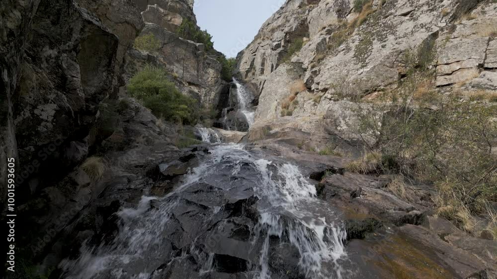 (Vista drone) Cascada de los Litueros en Somosierra, Madrid, España. Septiembre de 2024. (Vista drone) Cascada de los Litueros en Somosierra, Madrid, España. Septiembre de 2024.
