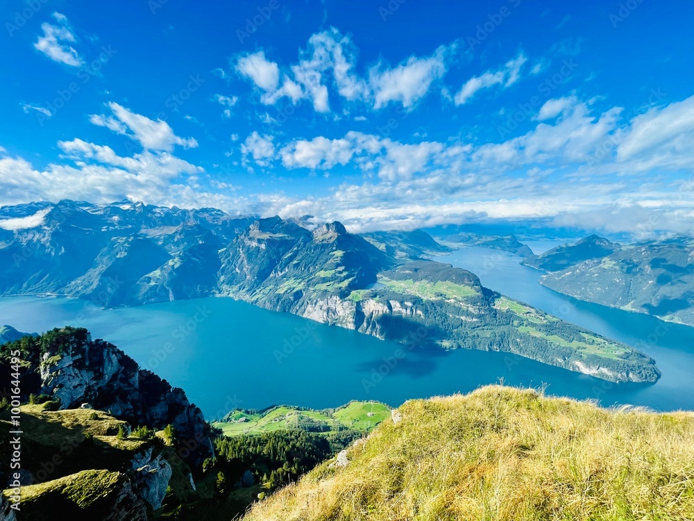 Obraz premium Blick auf den See in den Schweizer Berge- idyllisch Aussicht 