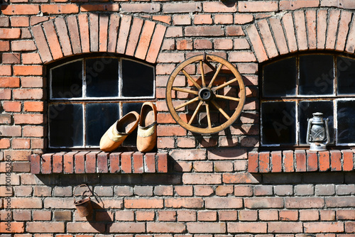 Holzschuhe, Wagenrad und Petroleumlampe photo