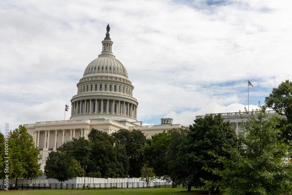 Naklejka premium US Capitol building under cloudy skies