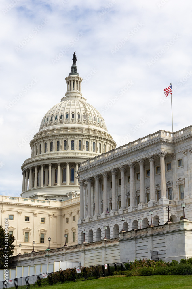 Obraz premium US Capitol building under cloudy skies
