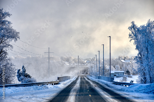 Straße, Winter, Nebenstraße, Schnee, Kurve, Licht, Beleuchtung, Lichtmast, Beleuchtungsmast, Straßenbeleuchtung, Leitschiene, Asphalt, Mittellinie, Markierung, Ufer, Küste, Küstenlinie, Straßendamm, D
