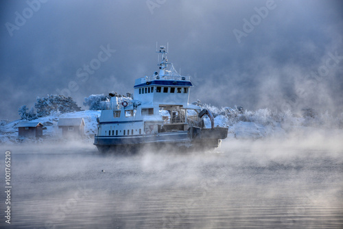 Fähre, Autofähre, Nahverkehr, Winter, Norwegen, Nebel, Dorf, Nebelbank, Wintersonne, Schnee, Eis, kalt, Schiff, Nebel, mystisch, geheimnisvoll, verschlafen, Fjord, Meer, Østfold, Fredrikstad, Halden, 