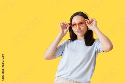 Young woman in sunglasses w...