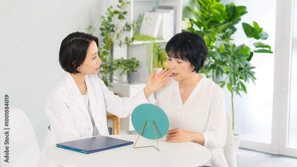 メイクのアドバイスを受けるミドル女性　ビューティーアドバイザー