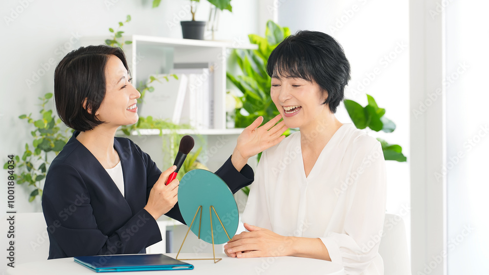 メイクのアドバイスを受けるミドル女性　ビューティーアドバイザー