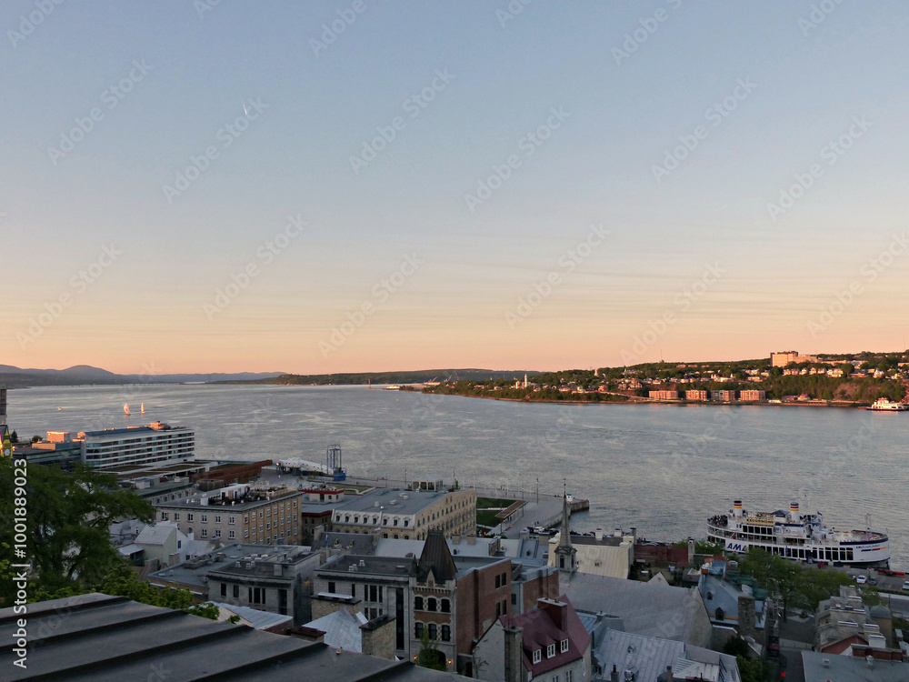 Obraz premium Sunset over cityscape and river