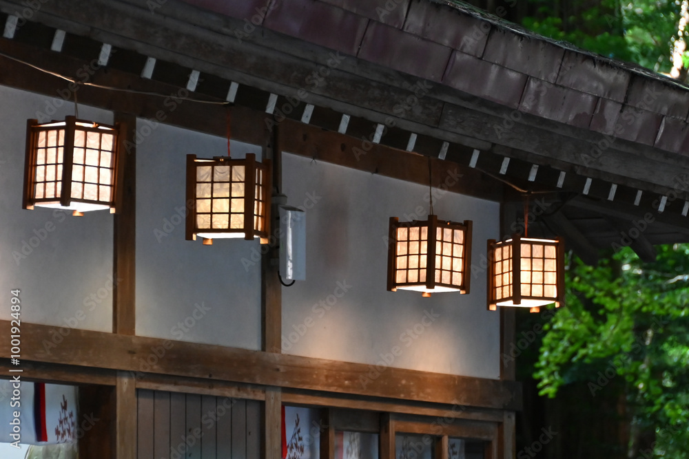 Obraz premium 神社で見つけた明かり