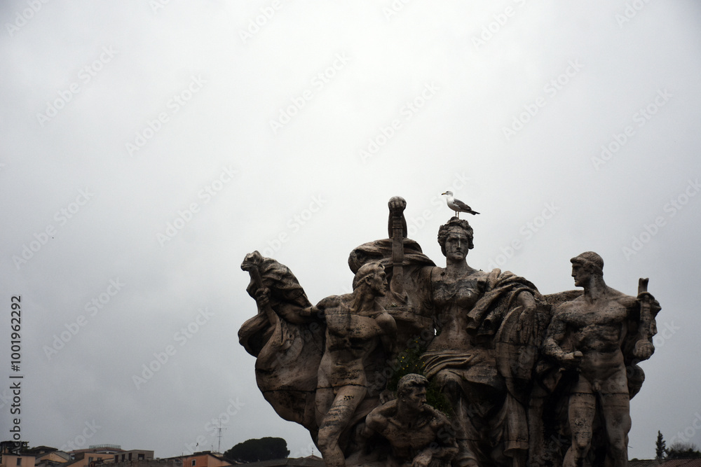 Obraz premium A bird standing on the top of the statue in Castello di Sant' Angelo, Rome