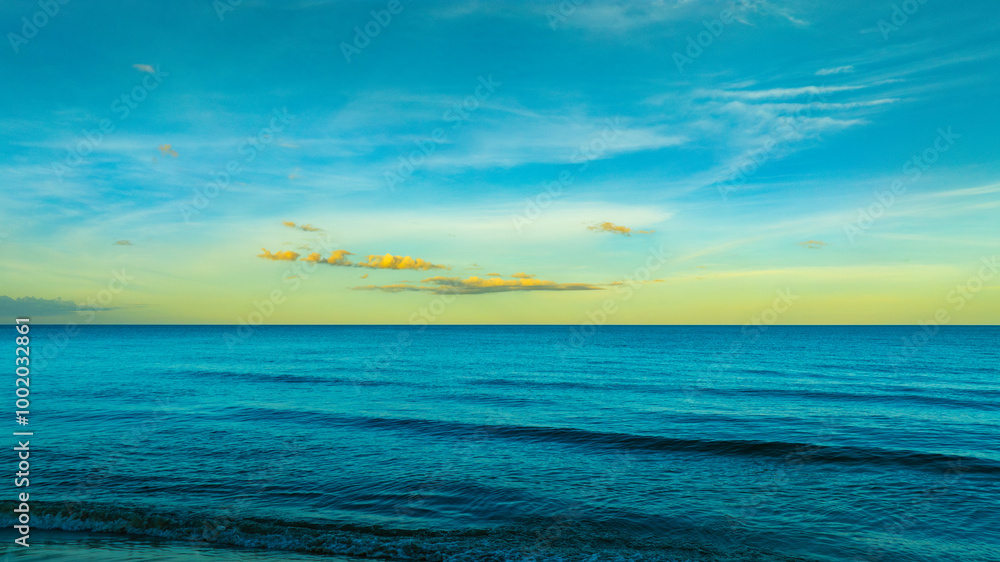 Obraz premium Enjoy a panoramic view of the skyline. The sun rises in the morning sky with colorful clouds. and beautiful cloud patterns In the soft light of the morning 