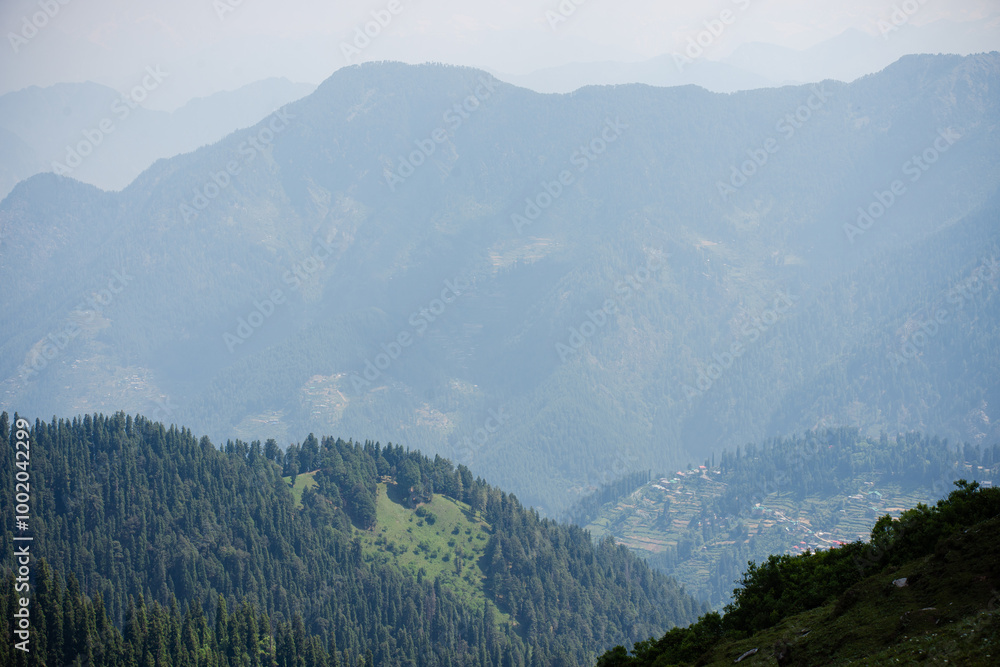 Naklejka premium India's breathtaking mountain views boast majestic peaks, lush valleys, and serene landscapes in Shoja Himachal pradesh india. 