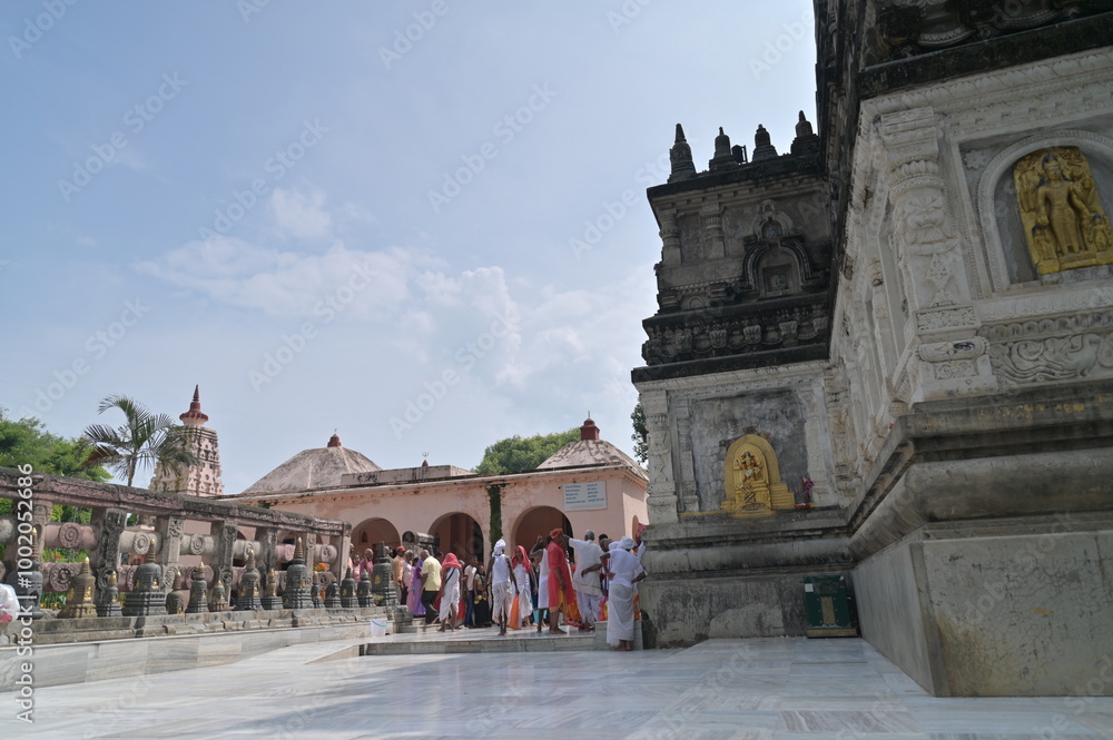 Fototapeta premium mahabodhi temple complex at bodh gaya, india