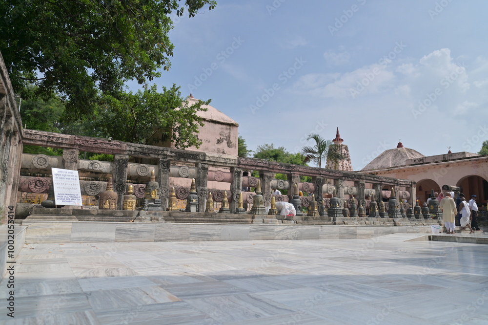 Fototapeta premium mahabodhi temple complex at bodh gaya, india