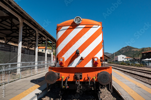 Locomotiva na estação enquanto aguarda pelo horário da partida para iniciar a viagem photo