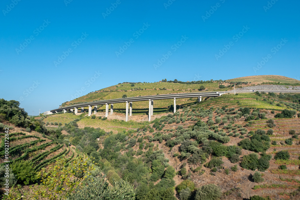 Ponte sobre uma paisagem rural em meio a terrenos agrícolas montanhosos em Portugal Ponte sobre uma paisagem rural em meio a terrenos agrícolas montanhosos em Portugal