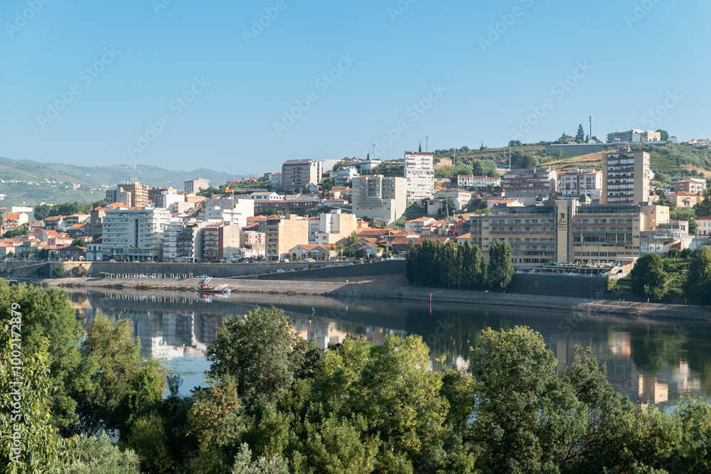 Vista panorâmica sobre parte da cidade do Peso da Régua às margens do rio Douro em Portugal Vista panorâmica sobre parte da cidade do Peso da Régua às margens do rio Douro em Portugal