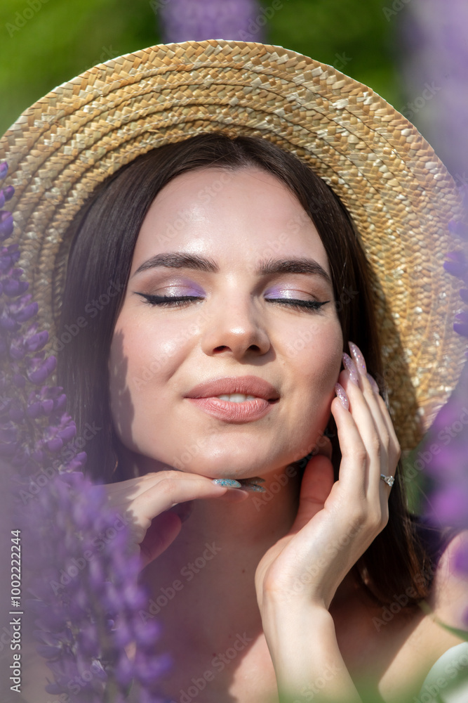 Φωτογραφία Portrait of a girl wearing a straw hat in lupine colors