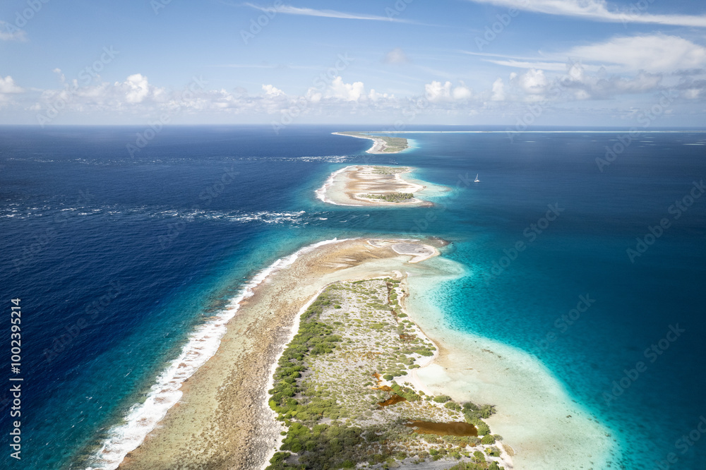 Obraz premium Paradise found - Aerial view of an atoll pass in French Polynesia