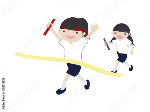 リレーでゴールする1位と2位の女の子