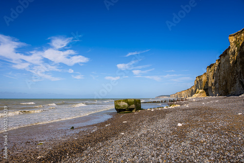 Le bunker renversé de Saint-Aubin-sur-Mer photo