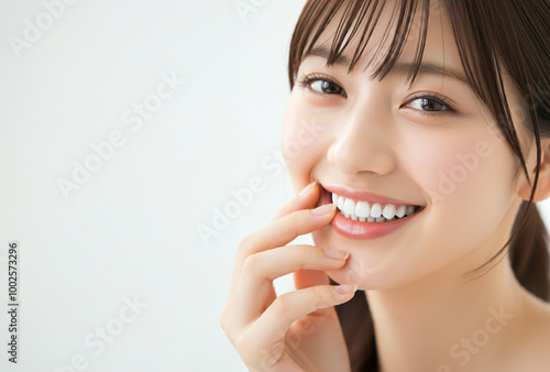 白い歯を見せる女性