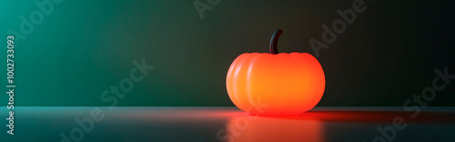 Un sencillo farol con forma de calabaza, que brilla con una cálida luz roja, colocado sobre una mesa sobre un fondo de color sólido gris oscuro y verde. 