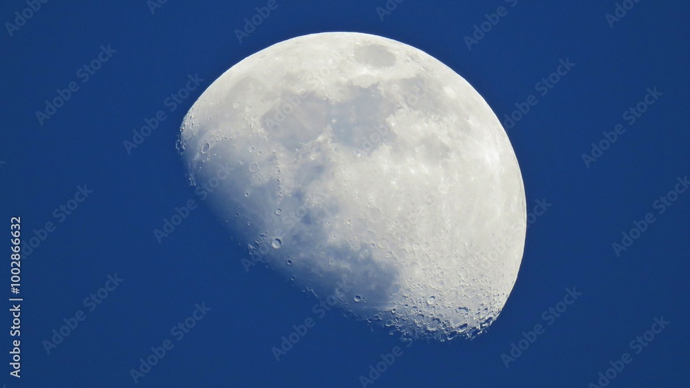 Obraz premium Photo of the moon on a blue background with crescent craters