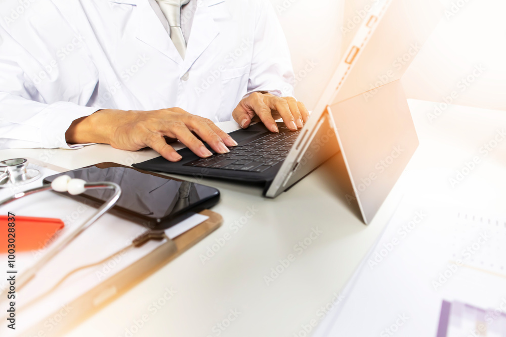 Doctors work on computers. collect patient records and medical information. Doctors work on computers. collect patient records and medical information.