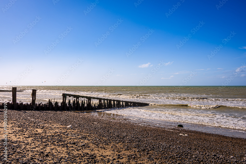 Fototapeta premium La plage de galets de Saint-Aubin-sur-Mer