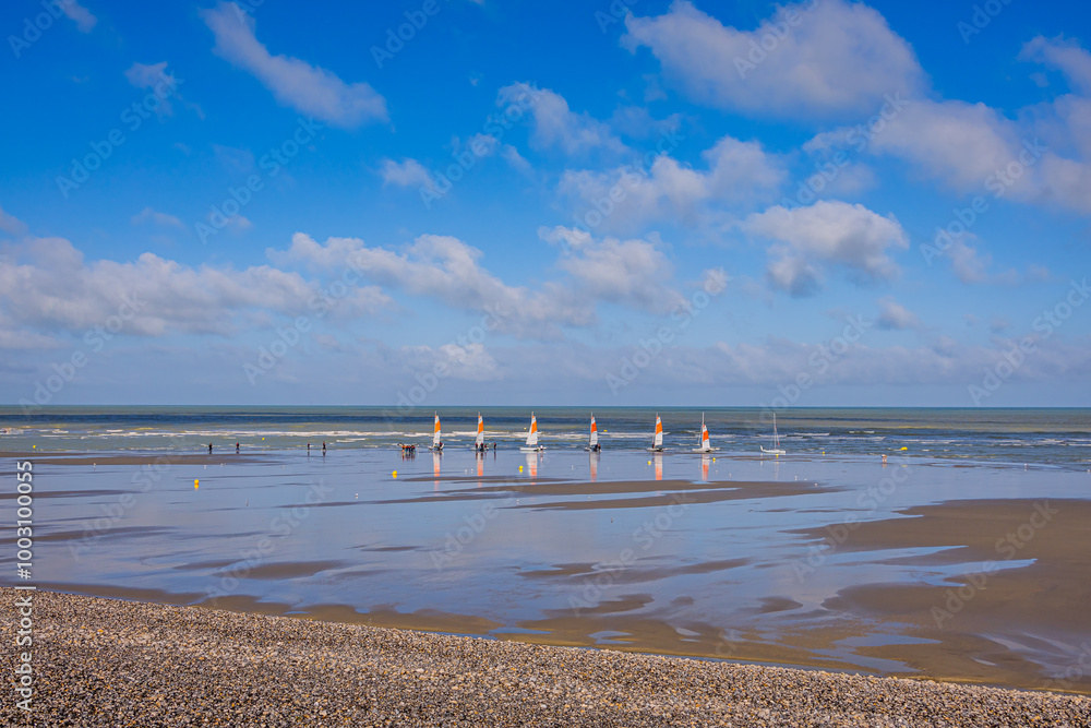 Fototapeta premium La plage de galets à marée basse à Cayeux-sur-Mer
