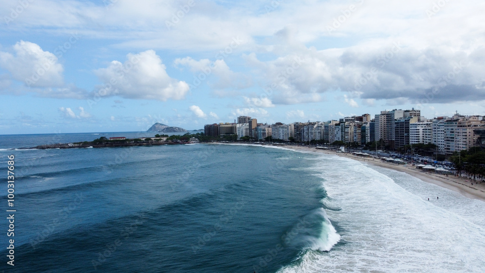 Fototapeta premium ondas e visão aérea da praia de copacabana, rio de janeiro