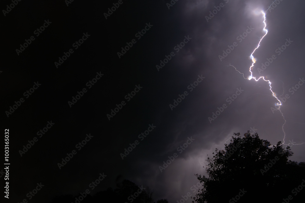 Des éclairs dans le ciel pendant un orage Des éclairs dans le ciel pendant un orage