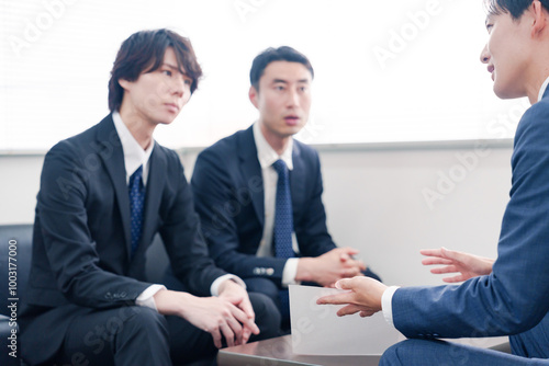 Wallpaper Mural 得意先と商談をするスーツを着たビジネスマン Torontodigital.ca