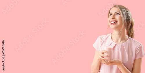 Happy young woman eating ho...