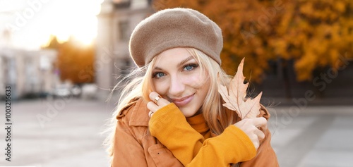 Beautiful young woman in ci...