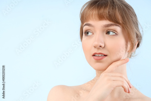 Beautiful young woman on bl...