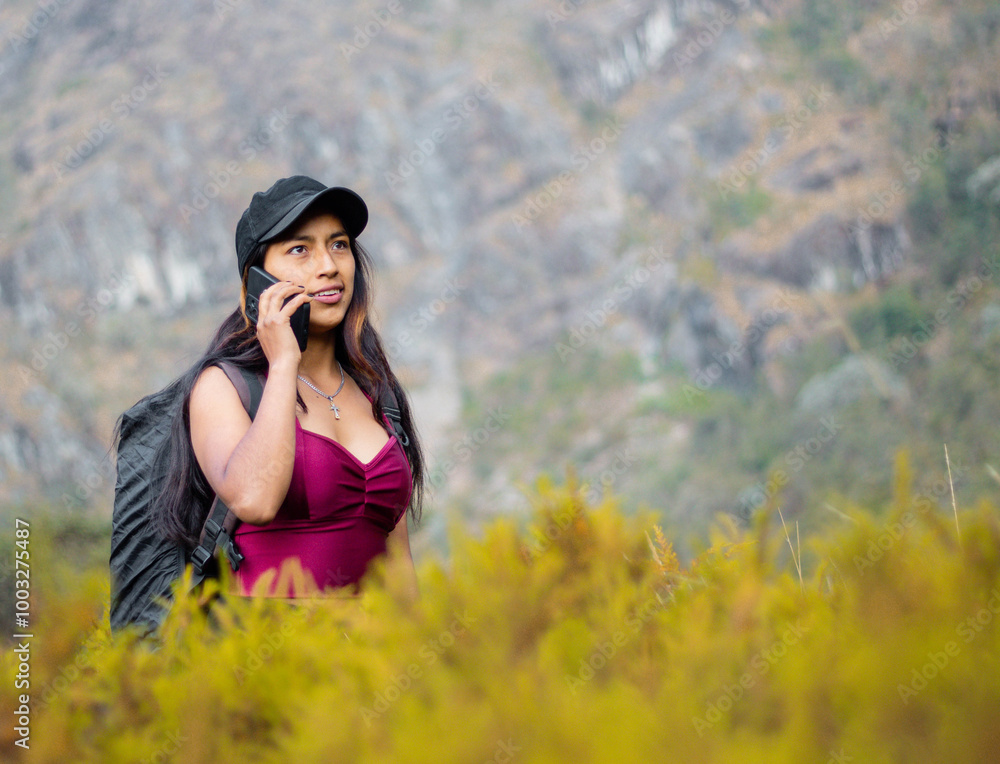 Atractiva joven turista con short responde a videollamadas al aire libre, chica inteligente se comunica con entusiasmo en conferencia en línea al aire libre, turista hablando de grabar contenido Atractiva joven turista con short responde a videollamadas al aire libre, chica inteligente se comunica con entusiasmo en conferencia en línea al aire libre, turista hablando de grabar contenido