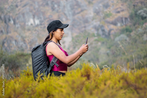 Atractiva joven turista con short responde a videollamadas al aire libre, chica inteligente se comunica con entusiasmo en conferencia en línea al aire libre, turista hablando de grabar contenido