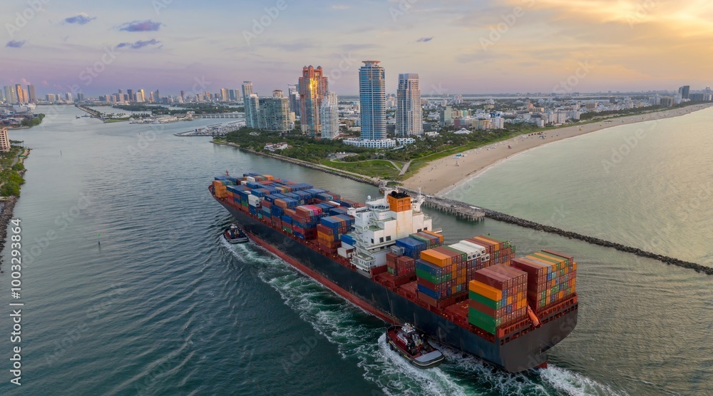 Obraz premium Container ship coming into the the port in Miami, via the channel in South Pointe Park, Miami, Florida, United States.