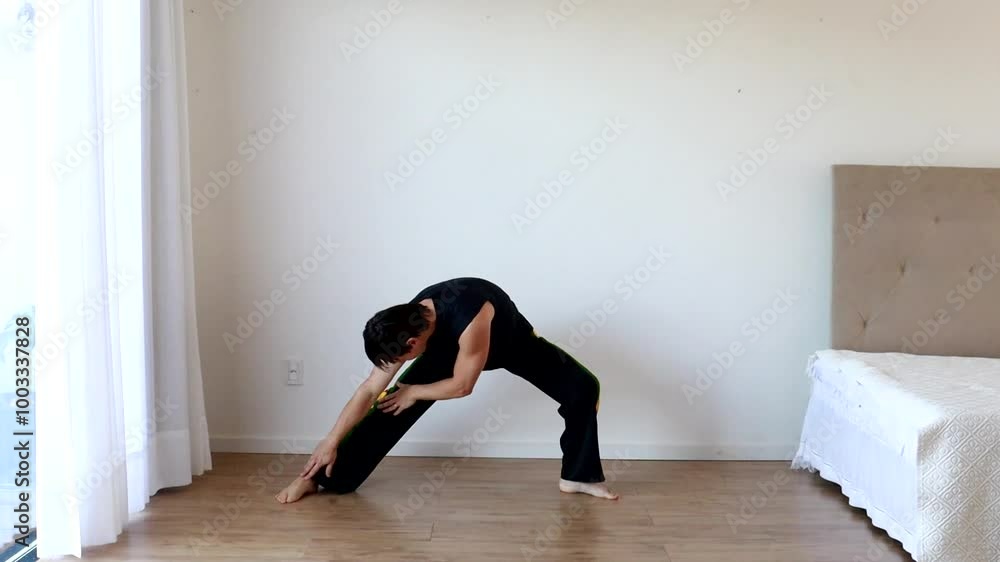 homem faz exercícios e alongamentos em casa homem faz exercícios e alongamentos em casa