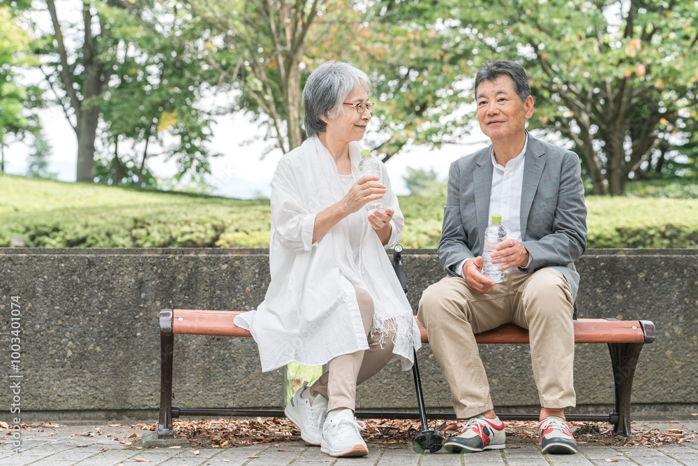 Φωτογραφία 公園のベンチで休憩・会話するシニア・高齢者夫婦