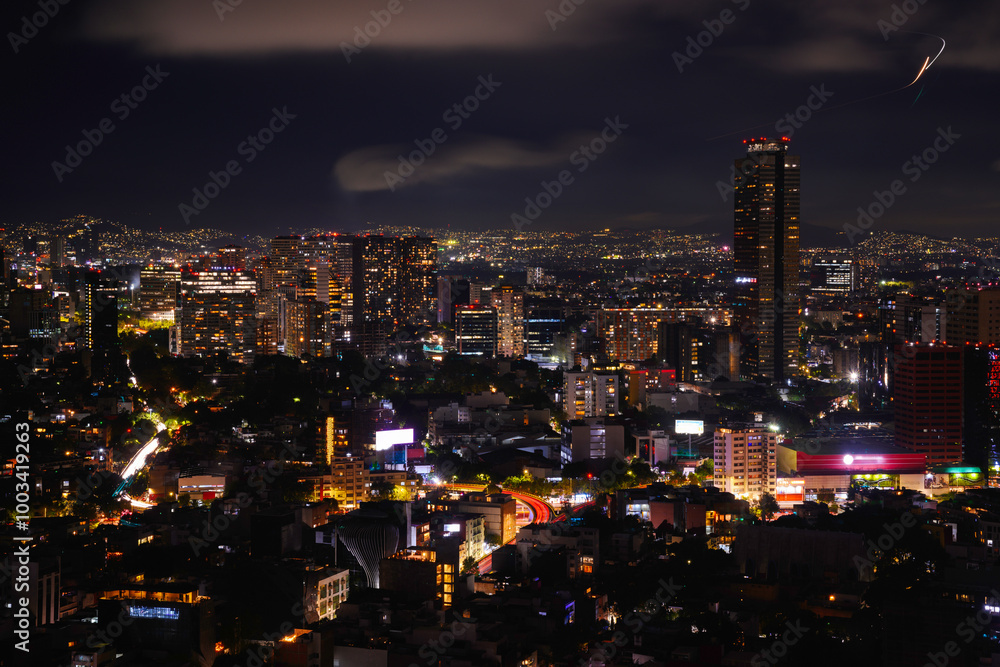 Obraz premium Mexico City Night Skyline, Skyscrapers and Illuminated Buildings in Ciudad de México