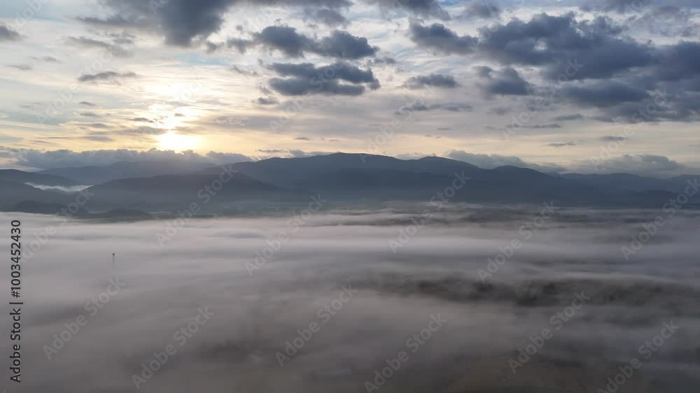 霧に包まれた朝の風景 移動撮影 秋 日本 田舎 田園風景 霧に包まれた朝の風景 移動撮影 秋 日本 田舎 田園風景