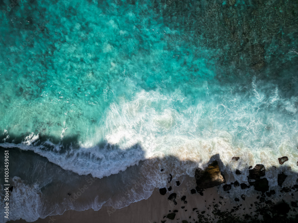 Obraz premium Aerial view of waves on the beach