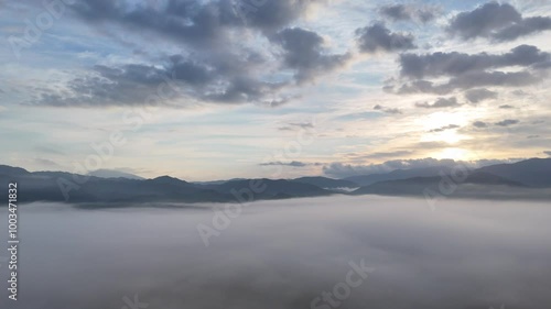 Wallpaper Mural 霧に包まれた朝の風景　移動撮影　秋　日本　田舎　田園風景 Torontodigital.ca